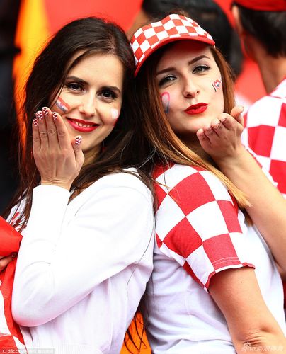 女友陪着看欧洲杯（女朋友陪我看球）