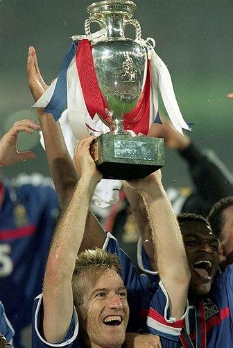 欧洲杯奖杯2000法国（欧洲杯冠军法国）