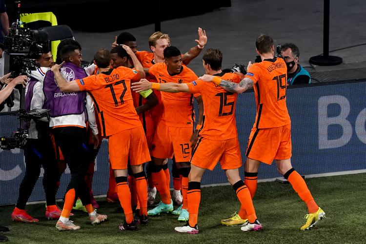 荷兰本土欧洲杯决赛（荷兰队欧洲杯夺冠）